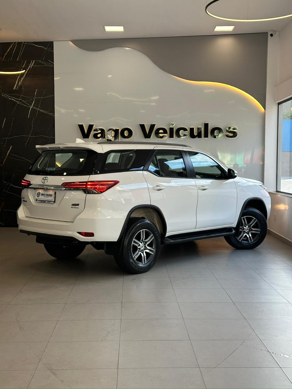 Toyota Hilux SW4 — foto 2