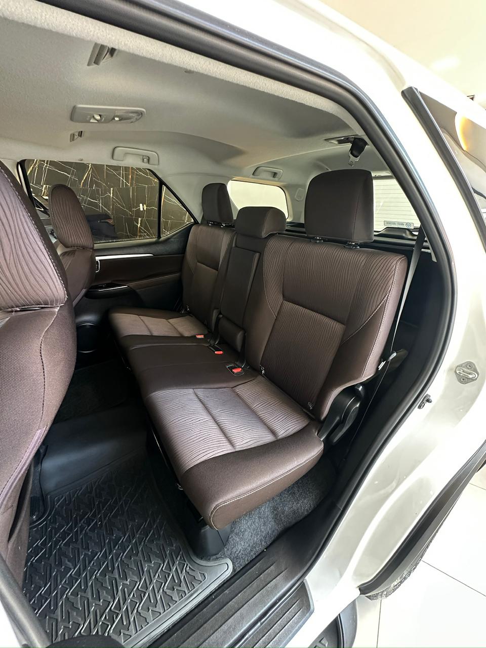 Toyota Hilux SW4 — foto 6