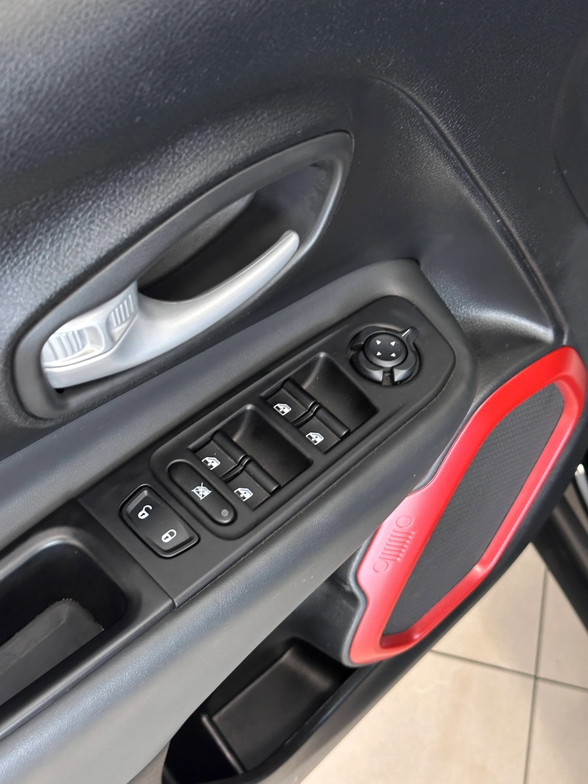 Jeep Renegade — foto 15